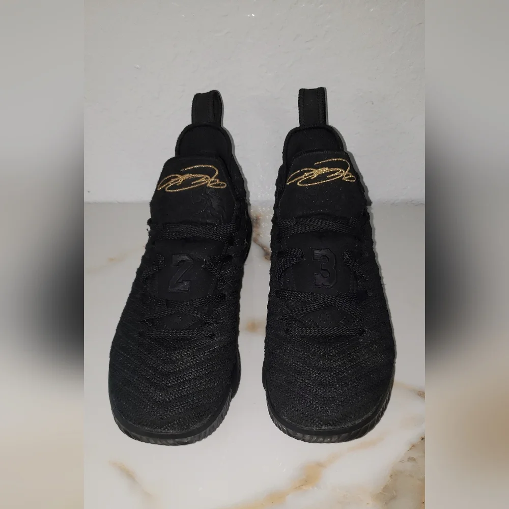 Nike LeBron 16 GS I'm King black metallic gold size 5.5 youth basketball tennis